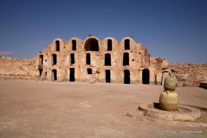 Ghorfas passo Ksar Metameur - Tunisia