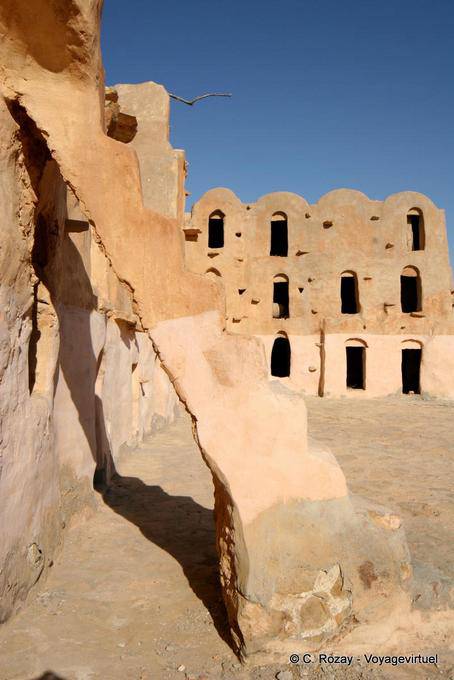 Ghorfas scala che porta al piano superiore, Ksar Ouled Soltane - Tunisia