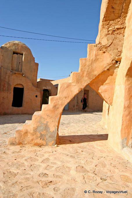 Gradini di una scala tra il tribunale e il primo piano, Ksar Ouled Soltane - Tunisia