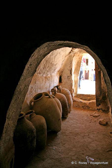 Vasi all'interno di una cella, Ksar Ouled Soltane - Tunisia