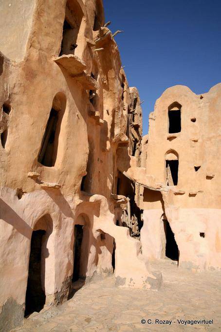 Accesso rudimentale a ghorfas, Ksar Ouled Soltane - Tunisia