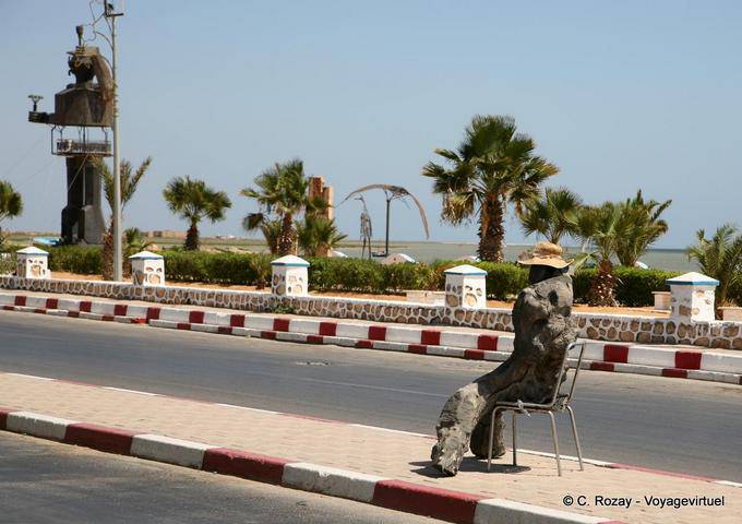 Seduto sulla strada di fronte al parco del festival arti plastiche Mahrès - Tunisia