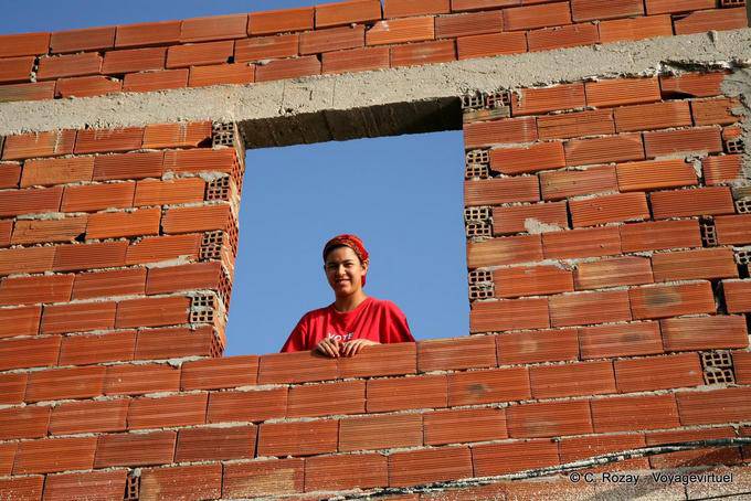 Donna sorridente in quanto la finestra di costruzione, Mahdia - Tunisia