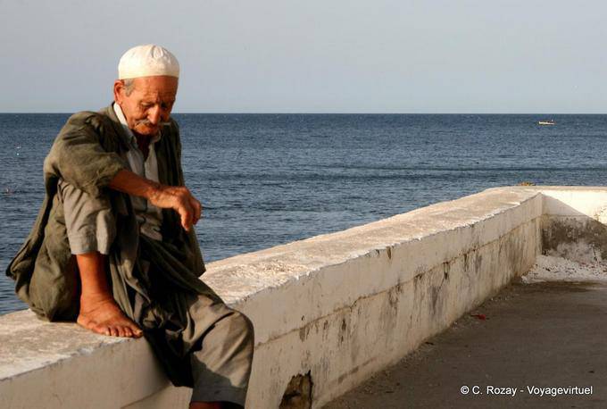 Vecchio pescatore sul muro, Mahdia - Tunisia