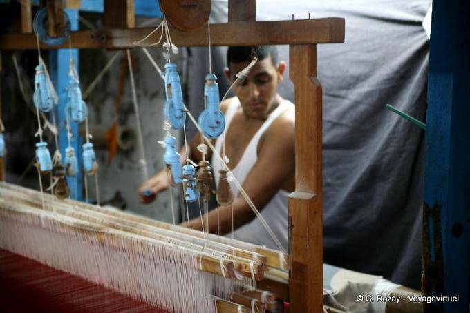 Weaver e il suo telaio, Mahdia - Tunisia
