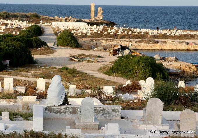 Donna che prega su una tomba, Mahdia Cap Africa - Tunisia