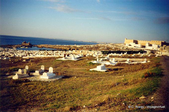 Vista del cimitero e la Borj El Kebir Mahdia Cap Africa - Tunisia