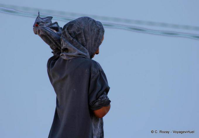 Matmata donna riaggiustare la sua sciarpa - Tunisia