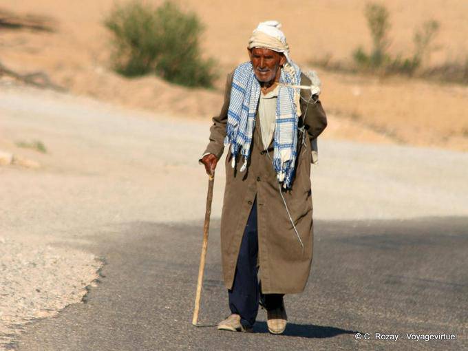Vecchio a piedi da sola sulla strada per Matmata - Tunisia
