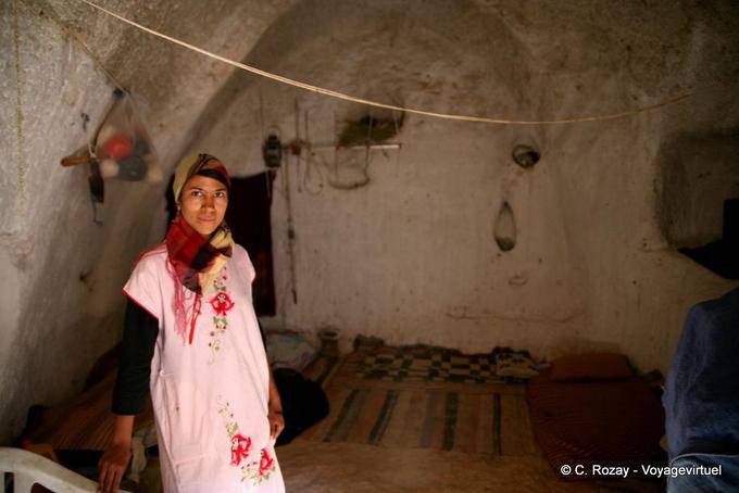 Ragazza nella stanza grotta scavata nella montagna, Matmata - Tunisia