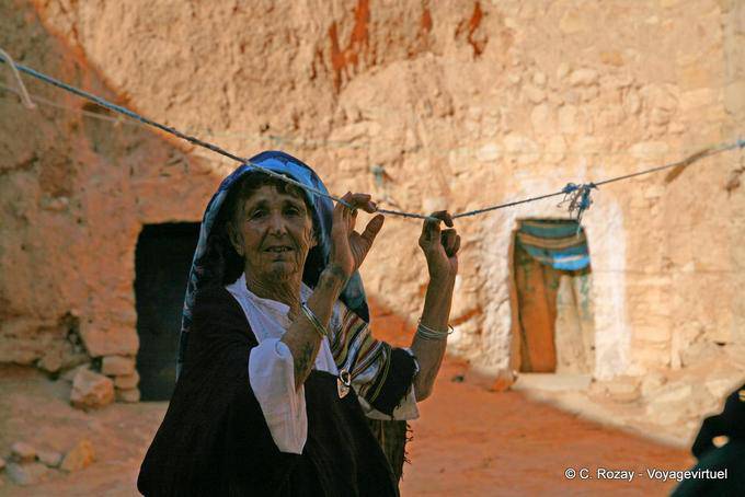 Costume tradizionale nel cortile della casa-grotta, Matmata - Tunisia