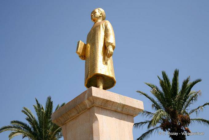 Golden statua di bambino Habib Bourguiba, Monastir - Tunisia