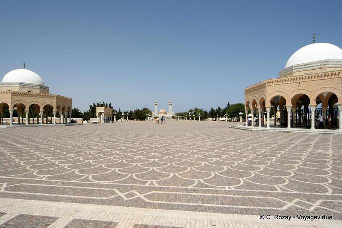 Vista generale della piazza e il mausoleo di Bourguiba, Monastir - Tunisia