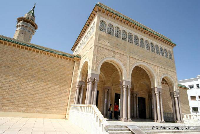 Ingresso alla moschea Bourguiba TRIMECHE Avenue, Monastir - Tunisia