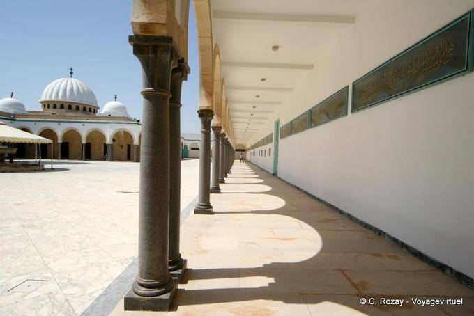 Cupole e passando sotto archi, Bourguiba Moschea Monastir - Tunisia