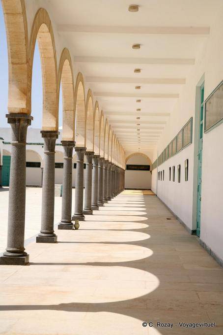 Ambulatoriale intorno al cortile, Bourguiba Moschea Monastir - Tunisia