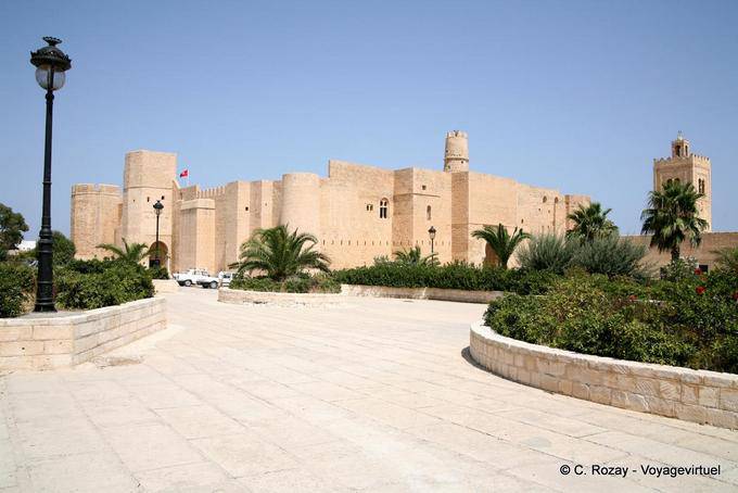Ribat fortezza visto dal giardino di fronte, Monastir - Tunisia
