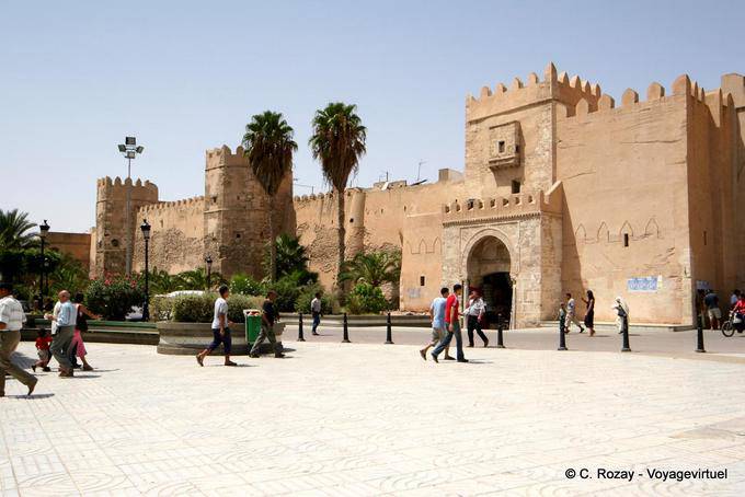 Vista del diffusore sulla sinistra del Bab Diwan, Sfax - Tunisia