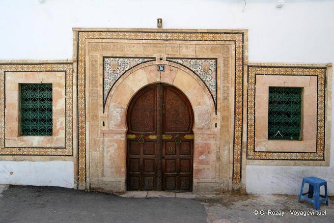 Dimensioni in pietra e decorazione l'ingresso di una casa nella Medina, Sfax - Tunisia