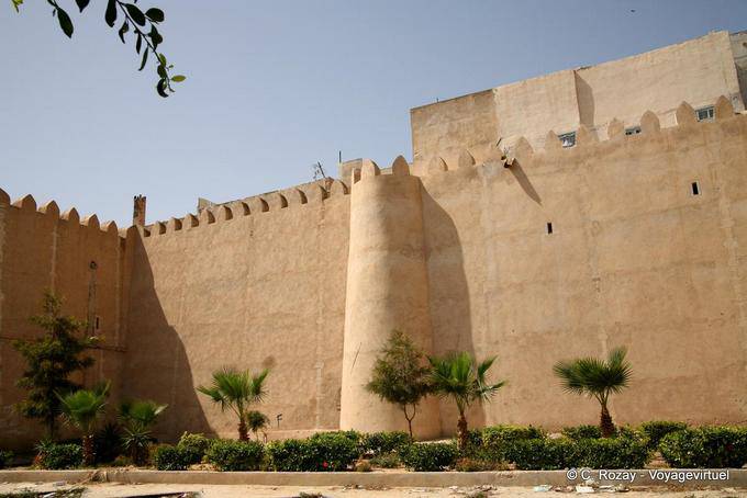 Torre rotonda e vista sul muro esterno della Medina, Sfax - Tunisia