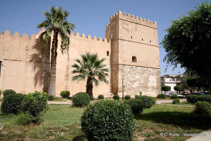 Pareti torre merlata verso il viale dell'Esercito Nazionale, Sfax - Tunisia