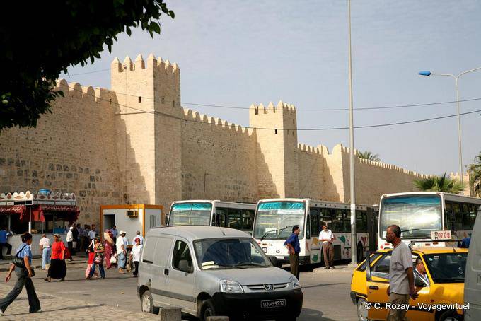 Pareti con torri quadrate e oblunga in tutto il medina, Sousse - Tunisia