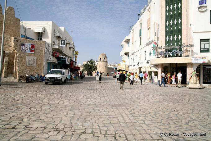 Grande strada asfaltata in direzione della Grande Moschea, Sousse - Tunisia