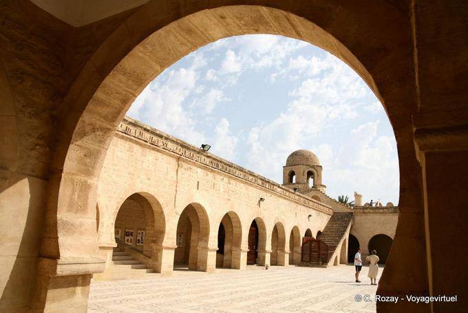 Sousse, Grande Moschea, il tribunale vede da un arco di cavalletto - Tunisia