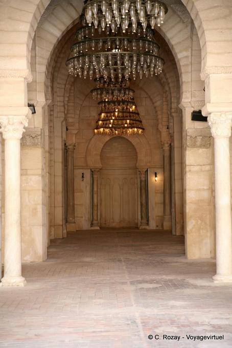 Sousse, Grande Moschea, la vista mihrab dal cancello centrale della sala di preghiera - Tunisia