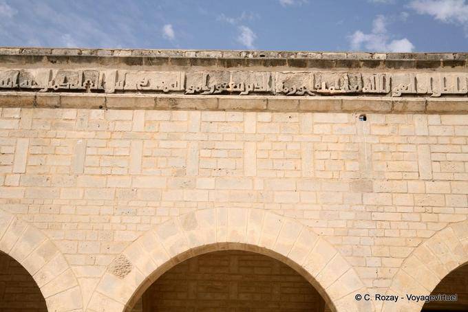 Iscrizioni in cufico calligrafia in un banner sopra il portico, Grande Moschea, Sousse - Tunisia