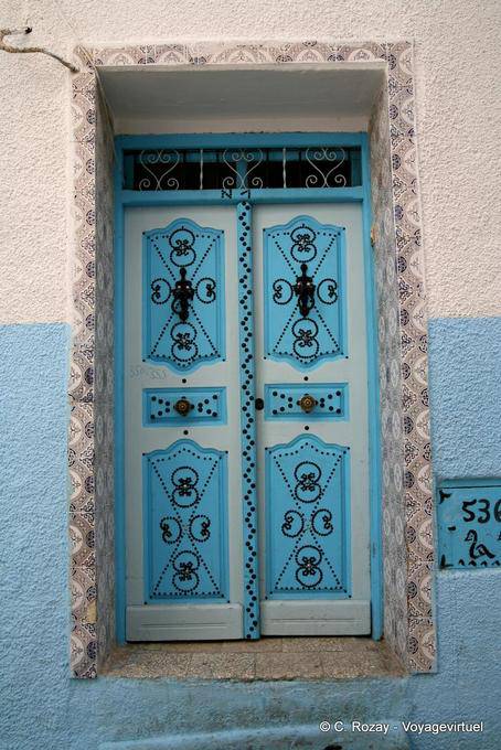 Blu tempestato porta nella medina di Sousse - Tunisia