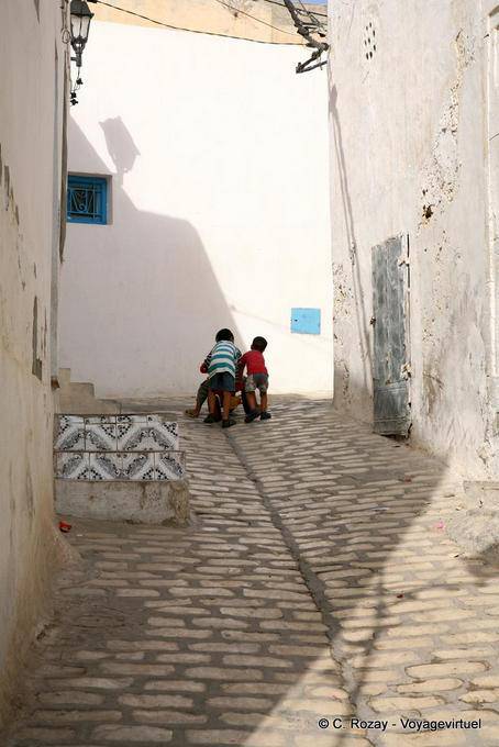 I bambini giocano sul selciato medievale, Sousse medina - Tunisia