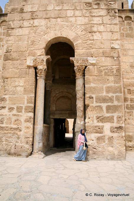 Alta, ingresso stretto con colonne antiche, Ribat di Sousse - Tunisia