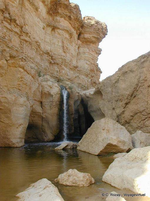 Cascata tra le rocce a Tameghza (تمغزة) - Tunisia