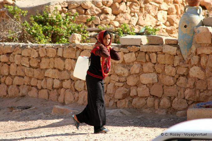 Giovane donna che trasportano Toujane acqua - Tunisia