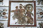 Mosaico carro vincitore disegnato da centauri, Museo Nazionale del Bardo, Tunisia.