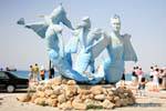 Hammamet, statue kitsch di tre sirene, Tunisia.