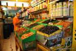 Generi alimentari con olive, mercato coperto, Sfax, Tunisia.