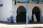Sidi Bou Said, spazzatrice alla stazione, Tunisia.