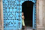 Tunis medina bambino alla porta, Tunisia.