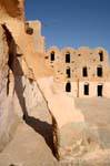 Ghorfas scala che porta al piano superiore, Ksar Ouled Soltane, Tunisia.