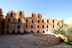 Bene in cortile, Ksar Ouled Soltane, Tunisia.