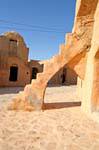 Gradini di una scala tra il tribunale e il primo piano, Ksar Ouled Soltane, Tunisia.