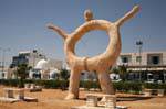 Pneumatici umani, scultura, Mahares, Tunisia.