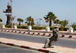 Seduto sulla strada di fronte al parco del festival arti plastiche Mahrès, Tunisia.