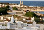 Donna che prega su una tomba, Mahdia Cap Africa, Tunisia.