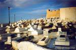 Cimitero davanti alle mura, Mahdia Cap Africa, Tunisia.