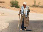Vecchio a piedi da sola sulla strada per Matmata, Tunisia.