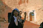 Costume tradizionale nel cortile della casa-grotta, Matmata, Tunisia.