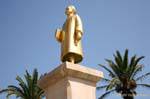 Golden statua di bambino Habib Bourguiba, Monastir, Tunisia.